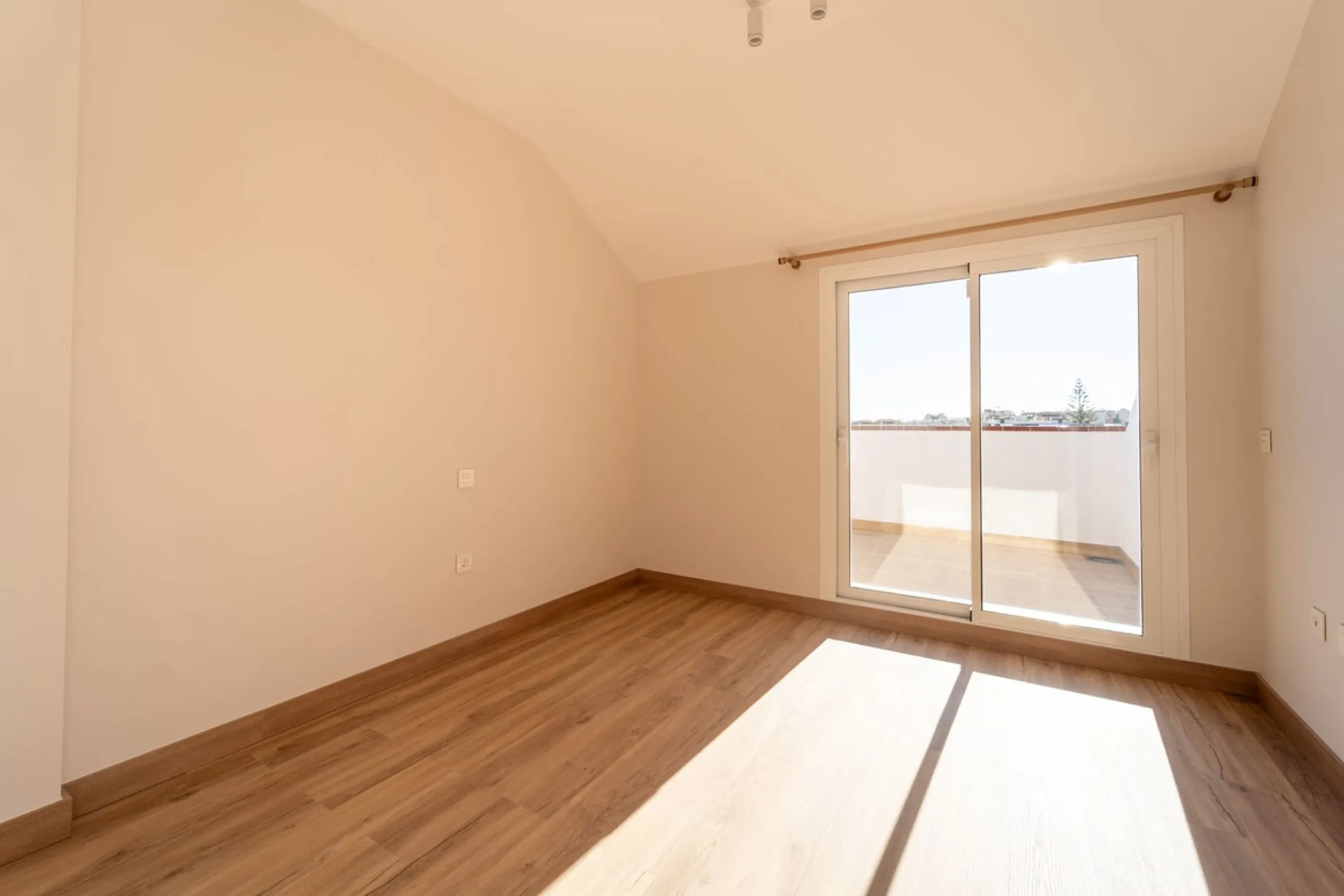 Lovely 3 bedroom Top floor Duplex  with fantastic location.