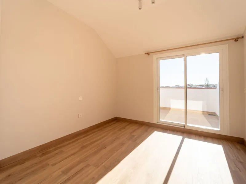 Lovely 3 bedroom Top floor Duplex  with fantastic location.