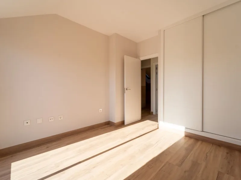 Lovely 3 bedroom Top floor Duplex  with fantastic location.