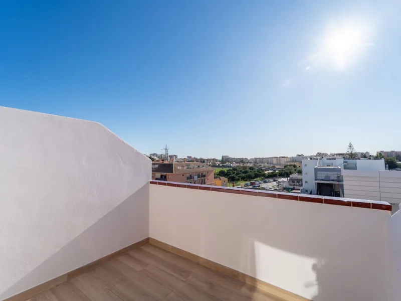Lovely 3 bedroom Top floor Duplex  with fantastic location.