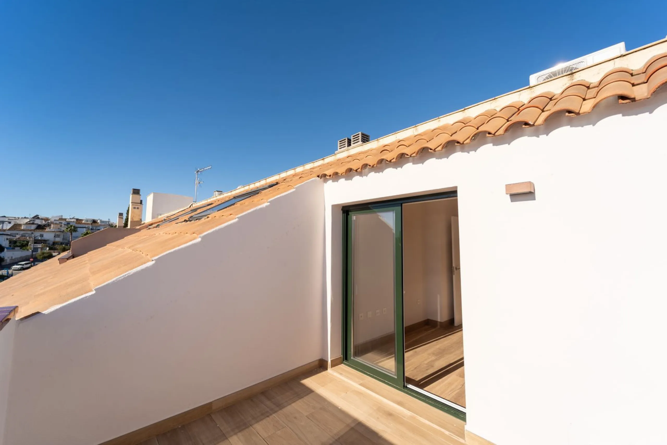 Lovely 3 bedroom Top floor Duplex  with fantastic location.