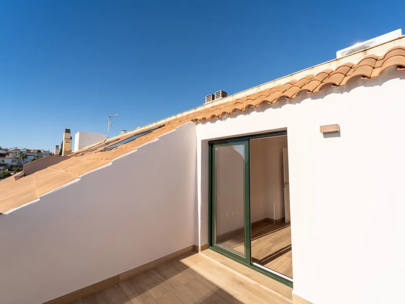 Lovely 3 bedroom Top floor Duplex  with fantastic location.