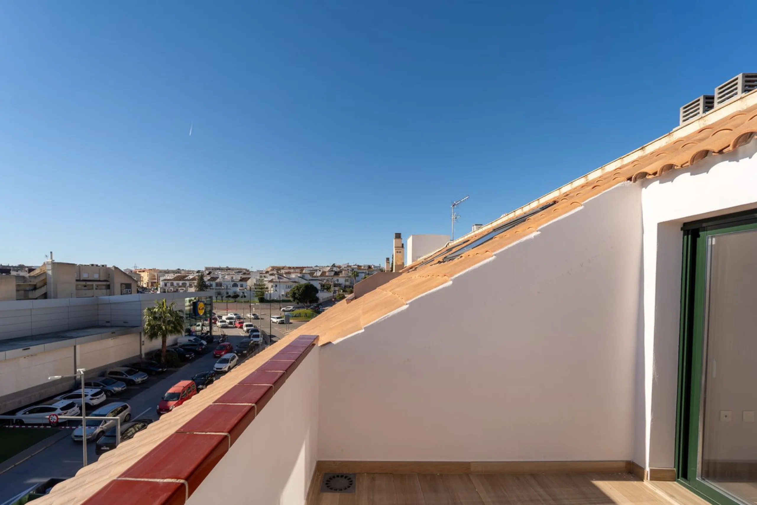 Lovely 3 bedroom Top floor Duplex  with fantastic location.