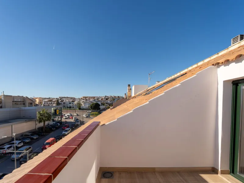 Lovely 3 bedroom Top floor Duplex  with fantastic location.