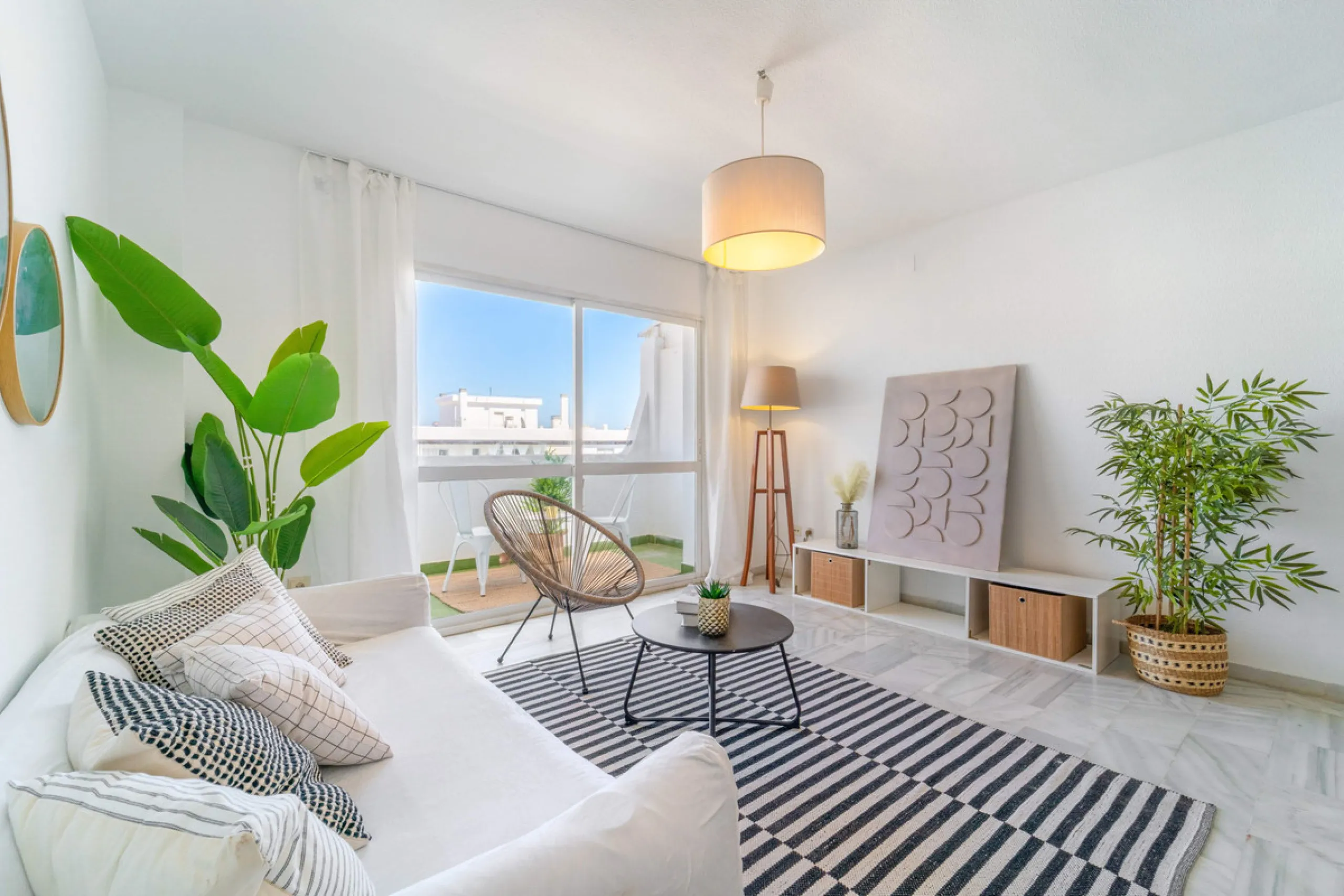 We present this fantastic top-floor apartment, fully exterior, standing out for its spaciousness, brightness, and beautiful open views.