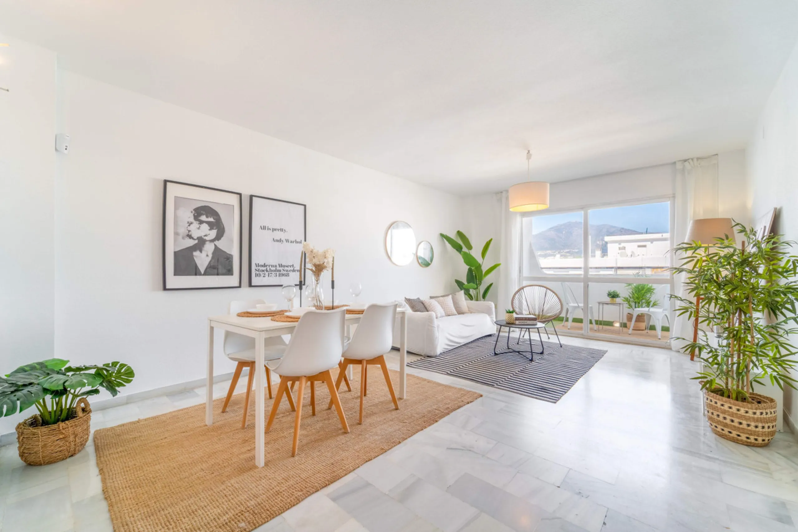 We present this fantastic top-floor apartment, fully exterior, standing out for its spaciousness, brightness, and beautiful open views.