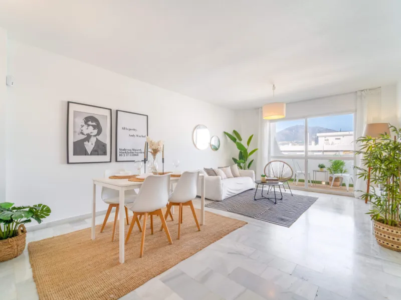 We present this fantastic top-floor apartment, fully exterior, standing out for its spaciousness, brightness, and beautiful open views.