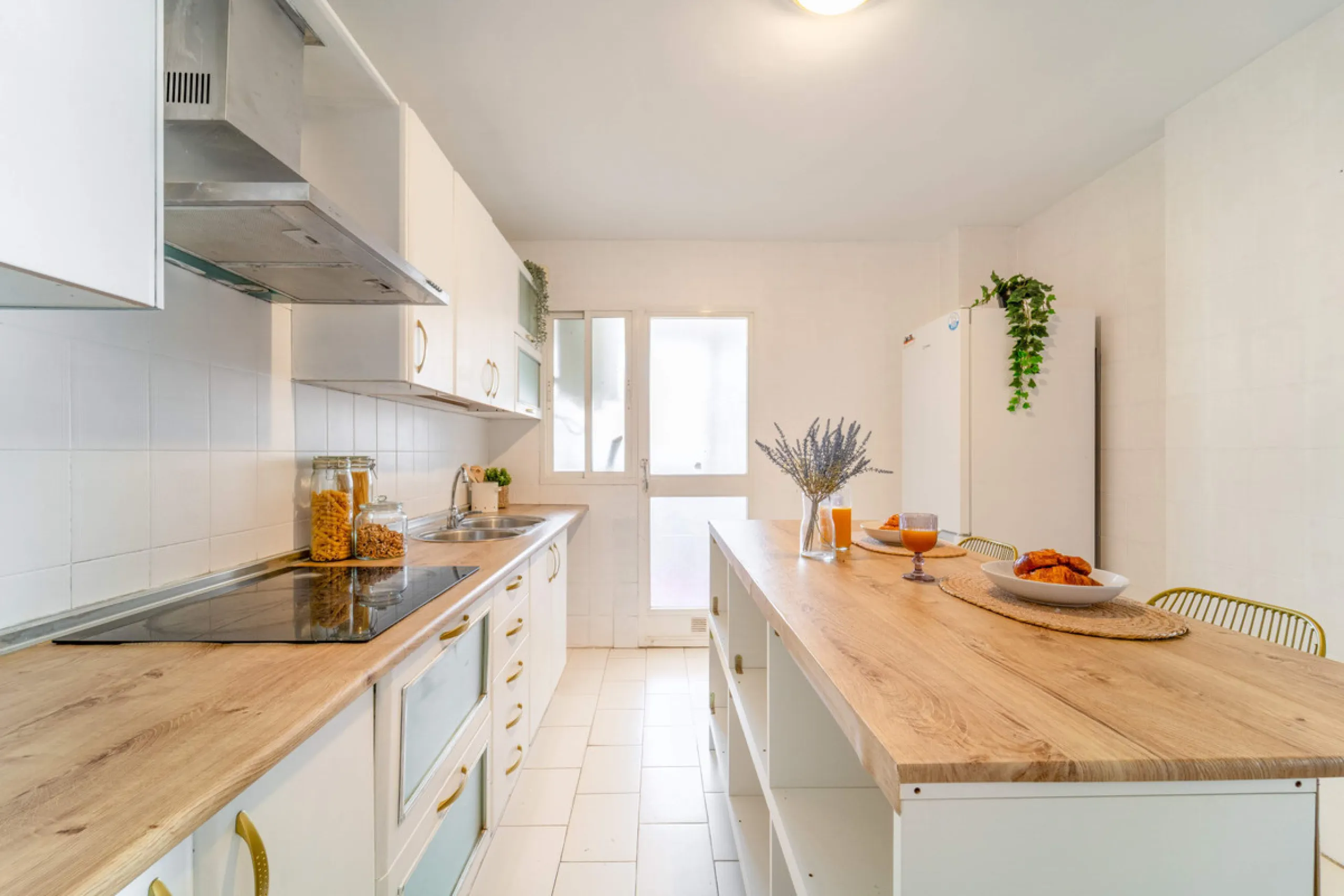 We present this fantastic top-floor apartment, fully exterior, standing out for its spaciousness, brightness, and beautiful open views.