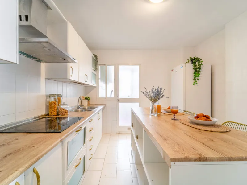 We present this fantastic top-floor apartment, fully exterior, standing out for its spaciousness, brightness, and beautiful open views.
