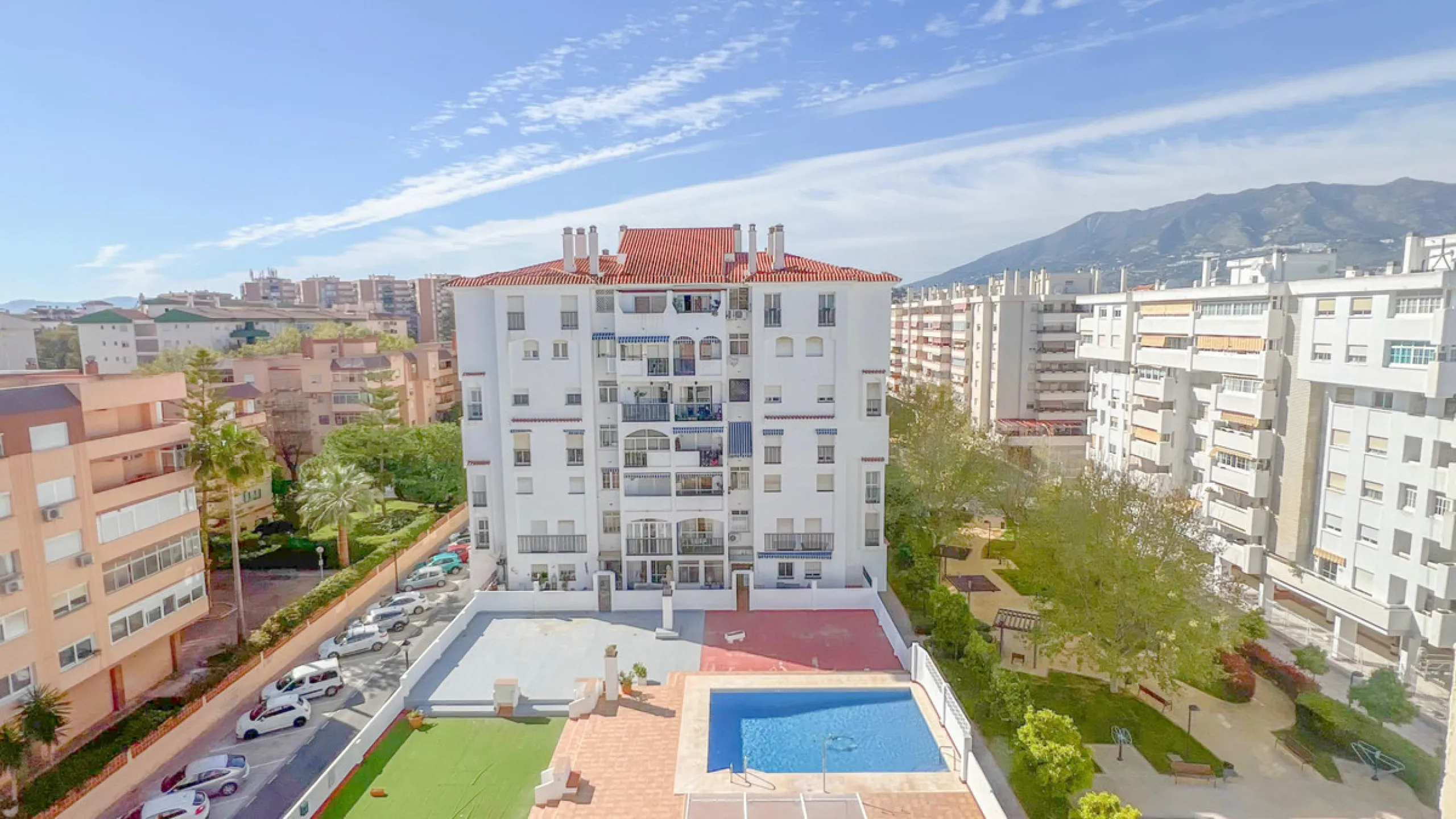 We present this fantastic top-floor apartment, fully exterior, standing out for its spaciousness, brightness, and beautiful open views.