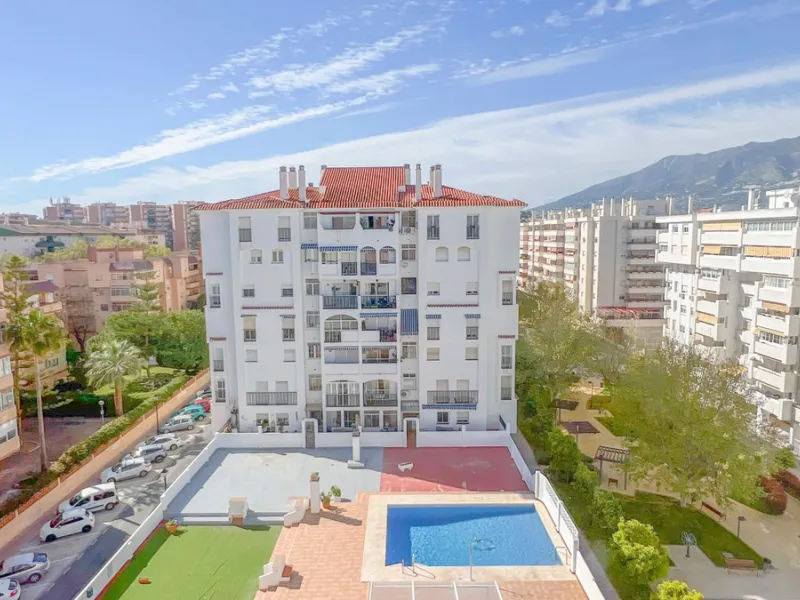 We present this fantastic top-floor apartment, fully exterior, standing out for its spaciousness, brightness, and beautiful open views.