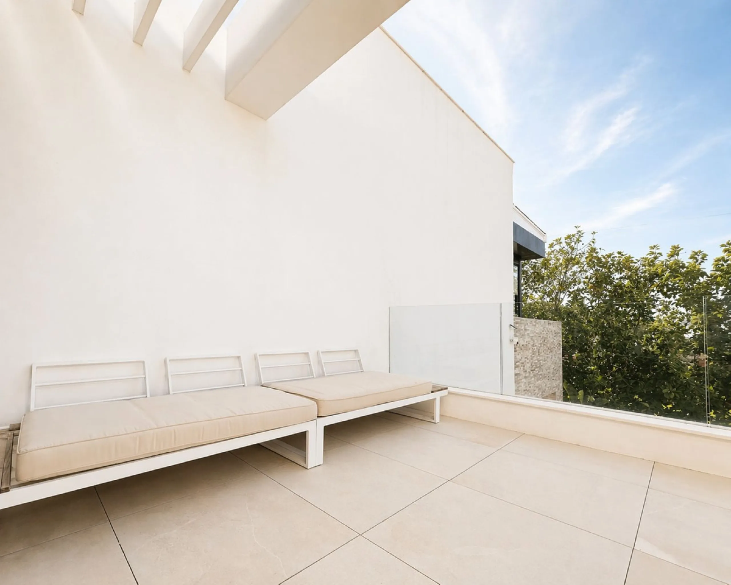 2-bedroom apartment, terrace, private pool, and garage in Cabopino, Marbella.