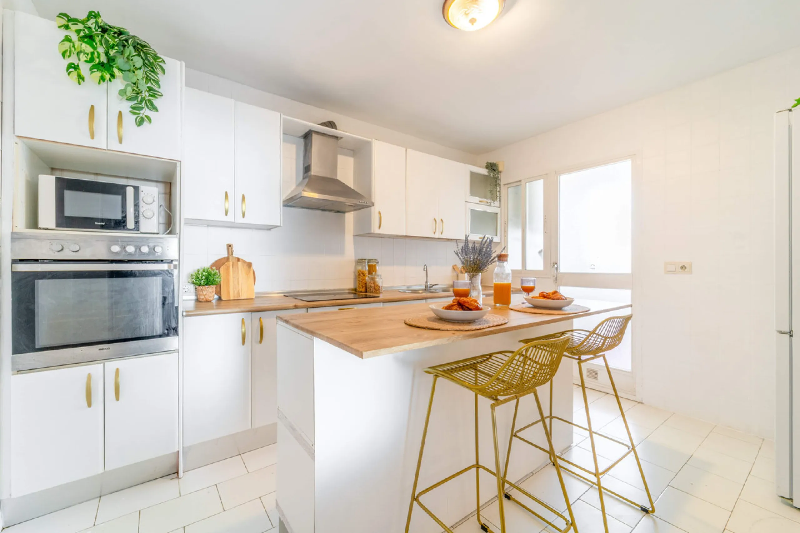 We present this fantastic top-floor apartment, fully exterior, standing out for its spaciousness, brightness, and beautiful open views.