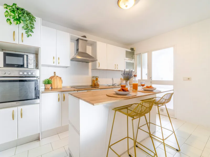 We present this fantastic top-floor apartment, fully exterior, standing out for its spaciousness, brightness, and beautiful open views.