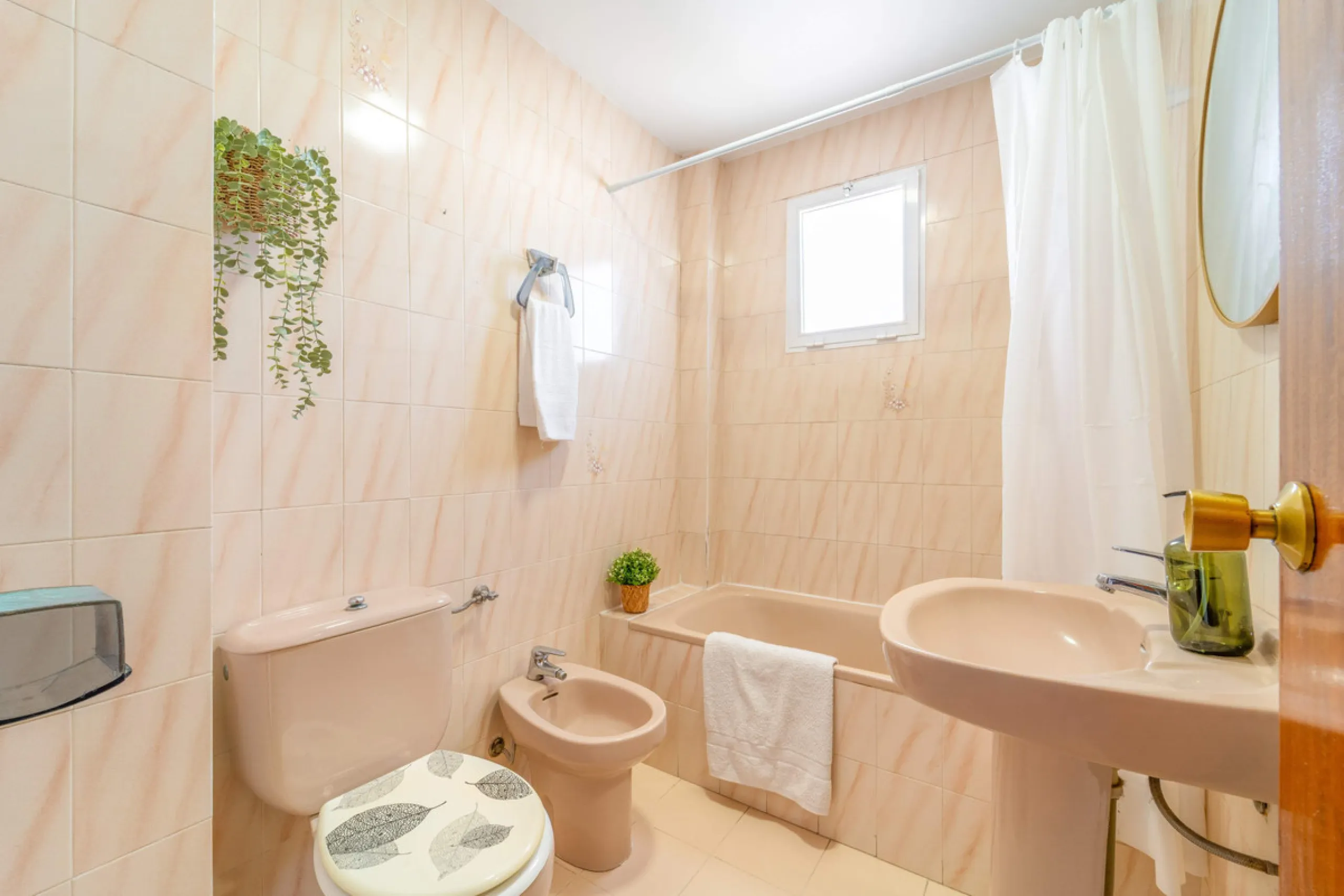 We present this fantastic top-floor apartment, fully exterior, standing out for its spaciousness, brightness, and beautiful open views.