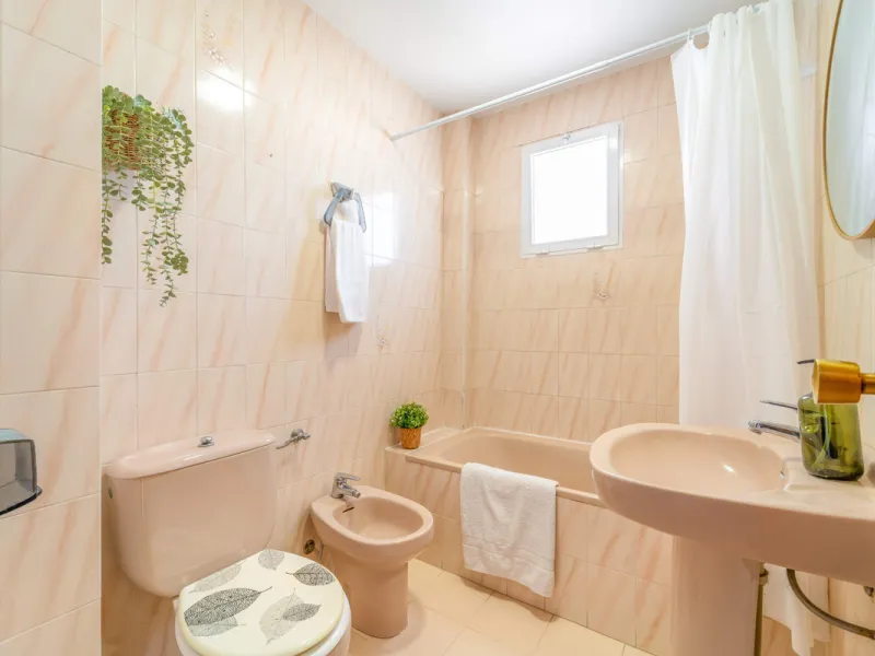 We present this fantastic top-floor apartment, fully exterior, standing out for its spaciousness, brightness, and beautiful open views.