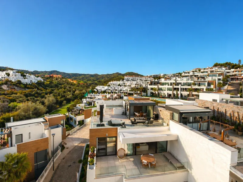 2-bedroom apartment, terrace, private pool, and garage in Cabopino, Marbella.