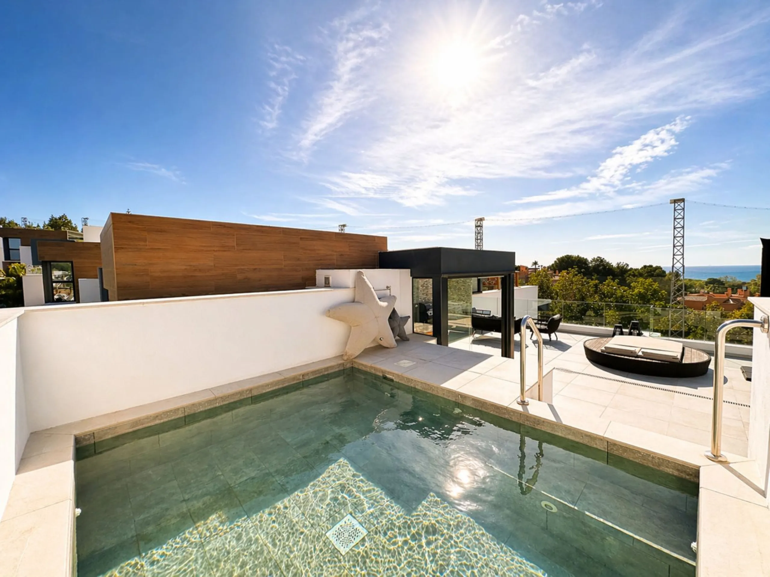 2-bedroom apartment, terrace, private pool, and garage in Cabopino, Marbella.