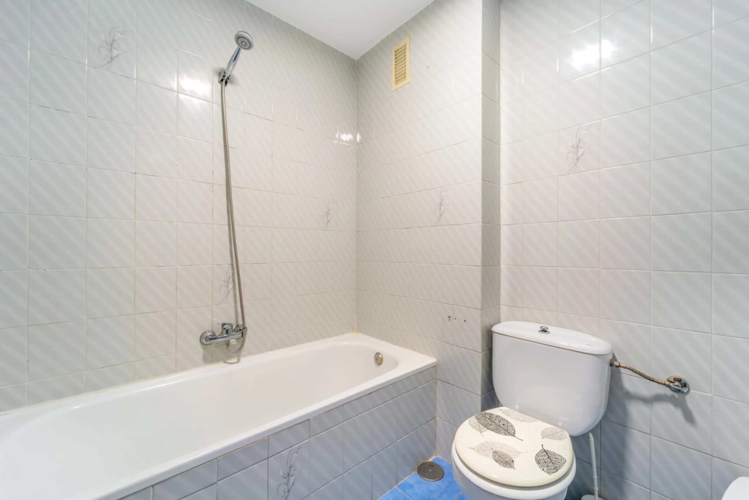 We present this fantastic top-floor apartment, fully exterior, standing out for its spaciousness, brightness, and beautiful open views.