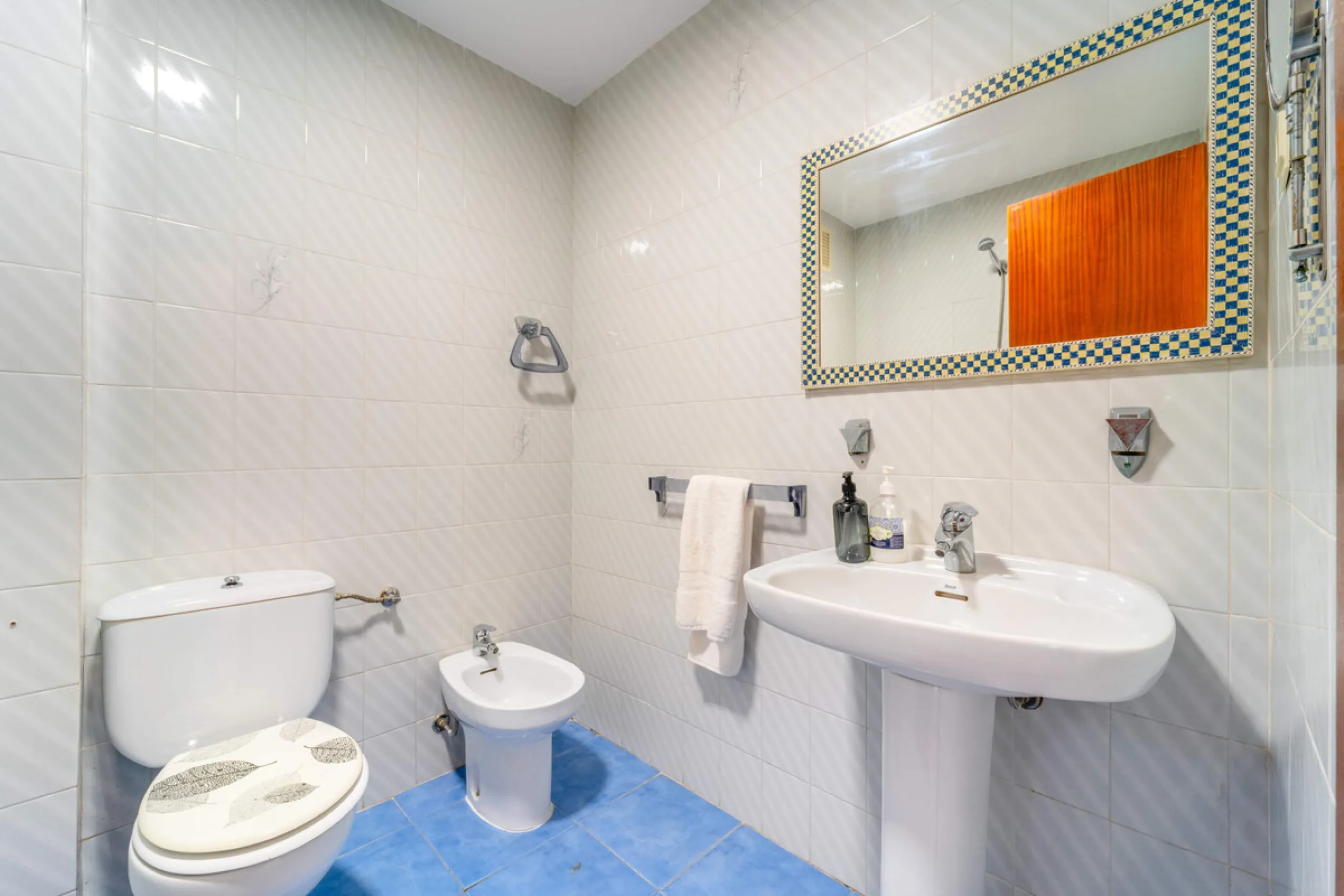 We present this fantastic top-floor apartment, fully exterior, standing out for its spaciousness, brightness, and beautiful open views.