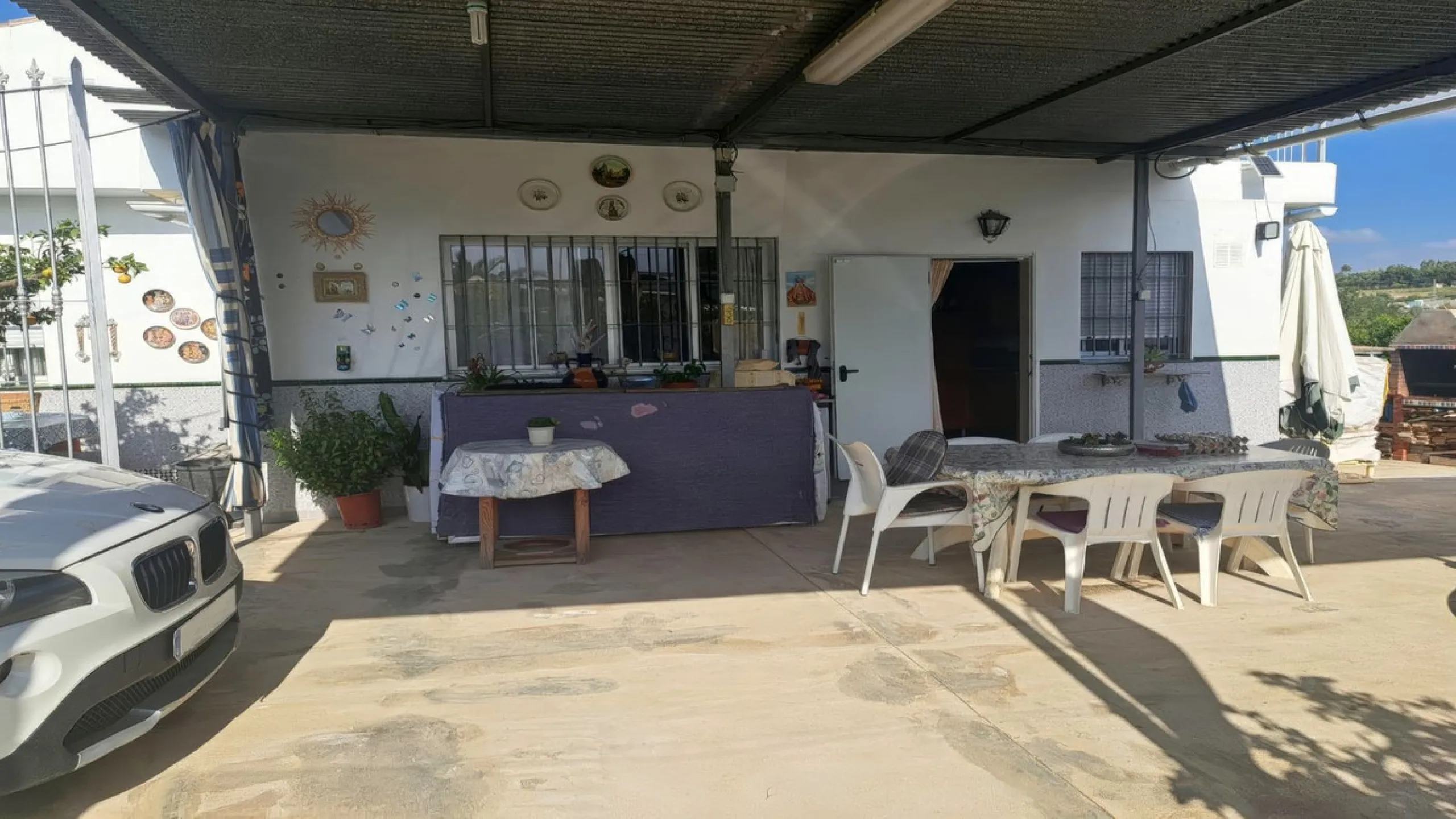 This rustic country property in a wonderful location offers buyers the possibility to create two separate houses, each with its own entrance on a flat piece of land less than a 20-minute drive to Málaga city and the airport.