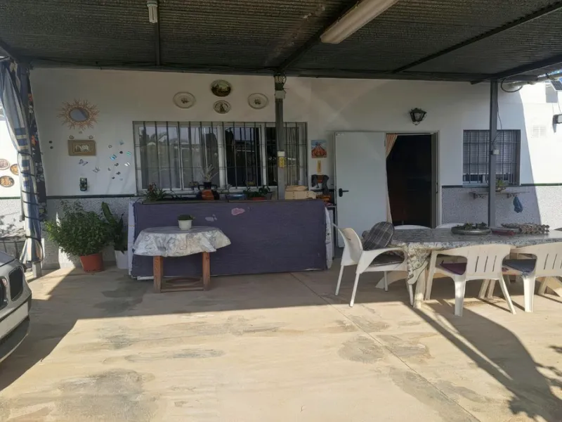 This rustic country property in a wonderful location offers buyers the possibility to create two separate houses, each with its own entrance on a flat piece of land less than a 20-minute drive to Málaga city and the airport.