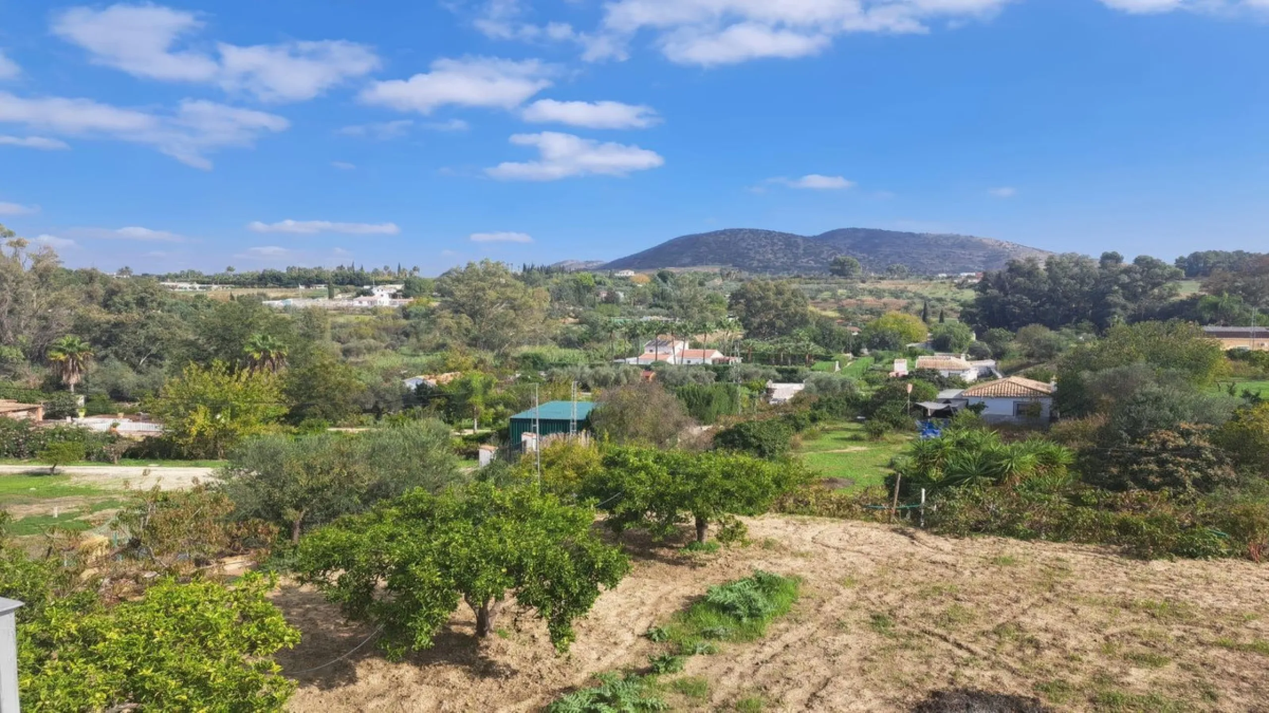 This rustic country property in a wonderful location offers buyers the possibility to create two separate houses, each with its own entrance on a flat piece of land less than a 20-minute drive to Málaga city and the airport.
