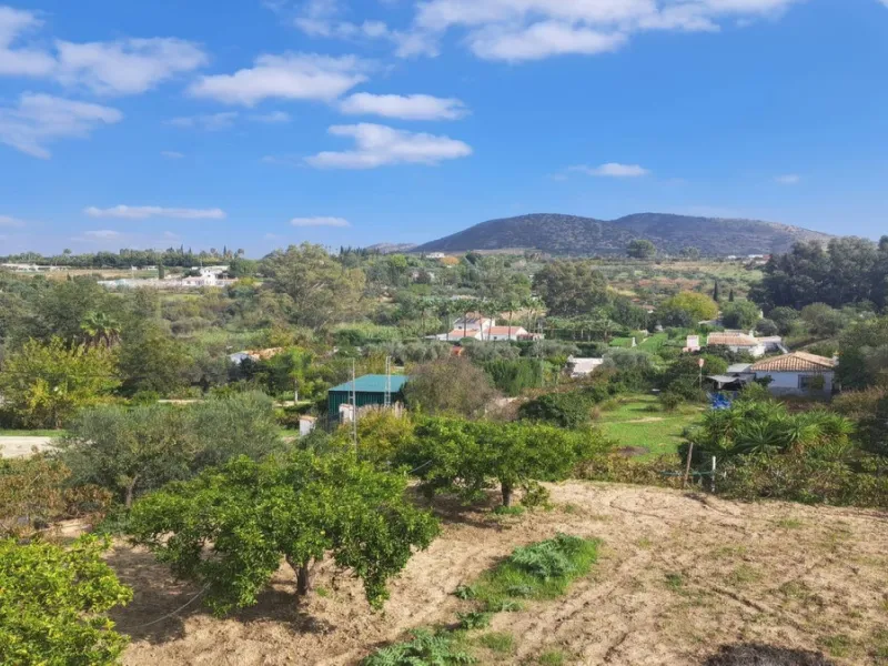 This rustic country property in a wonderful location offers buyers the possibility to create two separate houses, each with its own entrance on a flat piece of land less than a 20-minute drive to Málaga city and the airport.