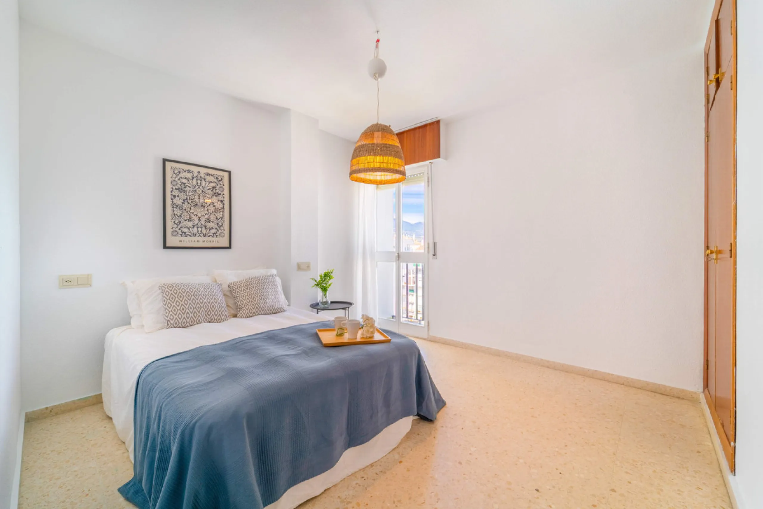 We present this fantastic top-floor apartment, fully exterior, standing out for its spaciousness, brightness, and beautiful open views.