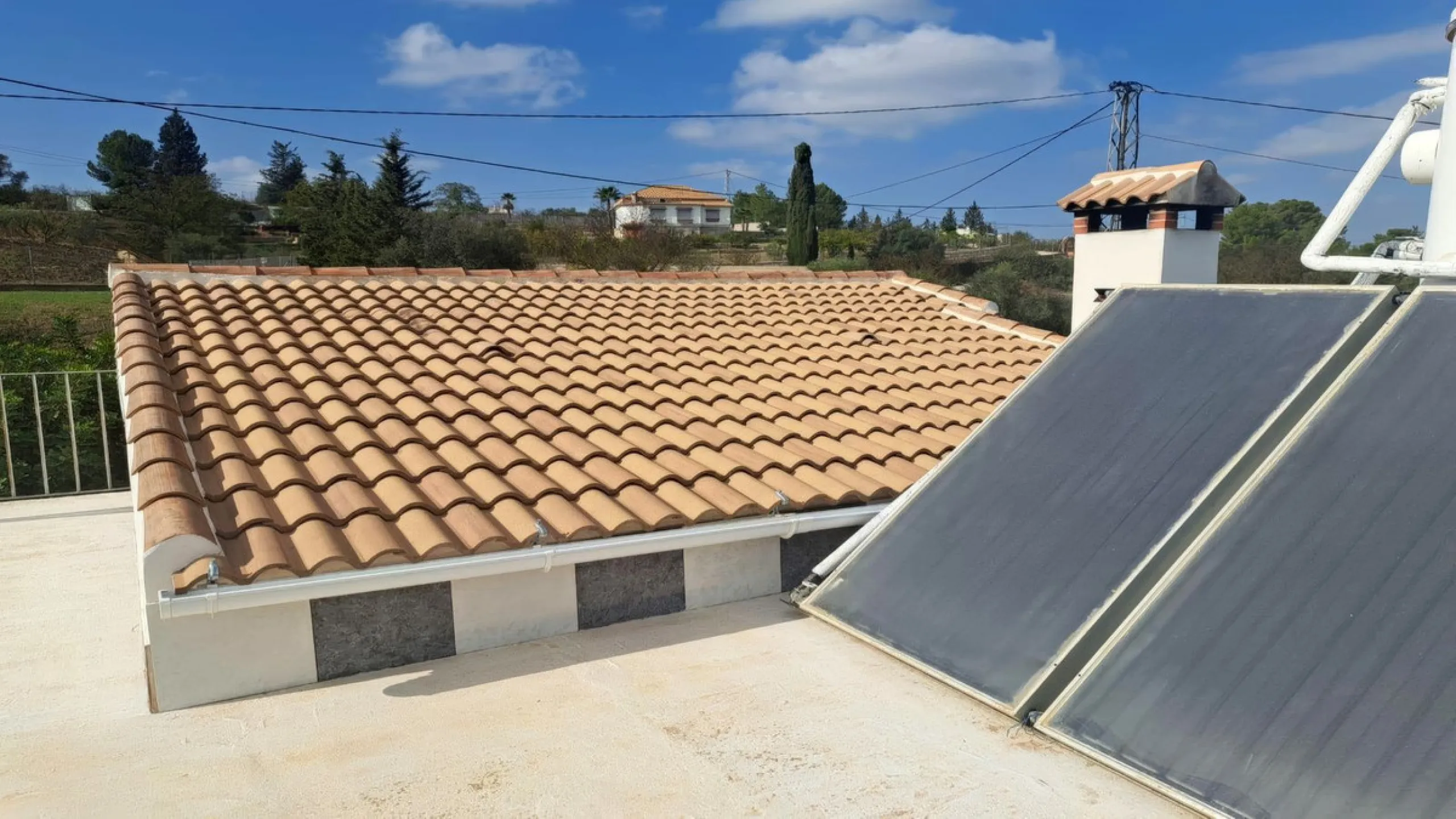 This rustic country property in a wonderful location offers buyers the possibility to create two separate houses, each with its own entrance on a flat piece of land less than a 20-minute drive to Málaga city and the airport.