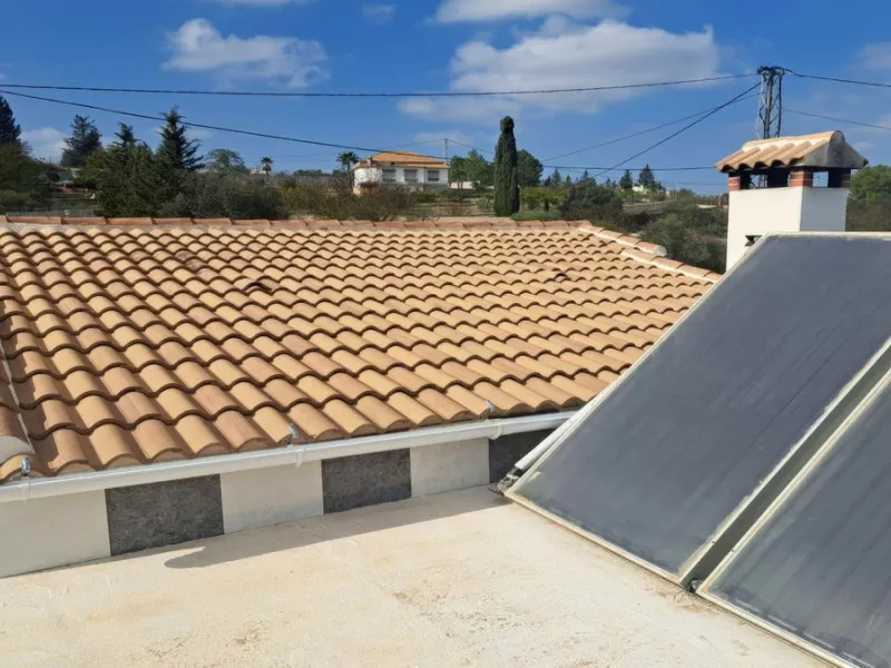 This rustic country property in a wonderful location offers buyers the possibility to create two separate houses, each with its own entrance on a flat piece of land less than a 20-minute drive to Málaga city and the airport.