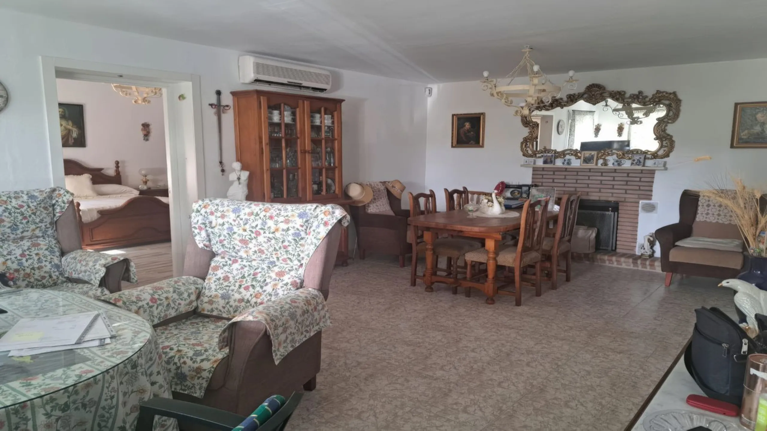 This rustic country property in a wonderful location offers buyers the possibility to create two separate houses, each with its own entrance on a flat piece of land less than a 20-minute drive to Málaga city and the airport.