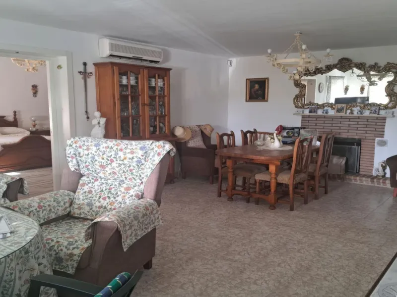 This rustic country property in a wonderful location offers buyers the possibility to create two separate houses, each with its own entrance on a flat piece of land less than a 20-minute drive to Málaga city and the airport.