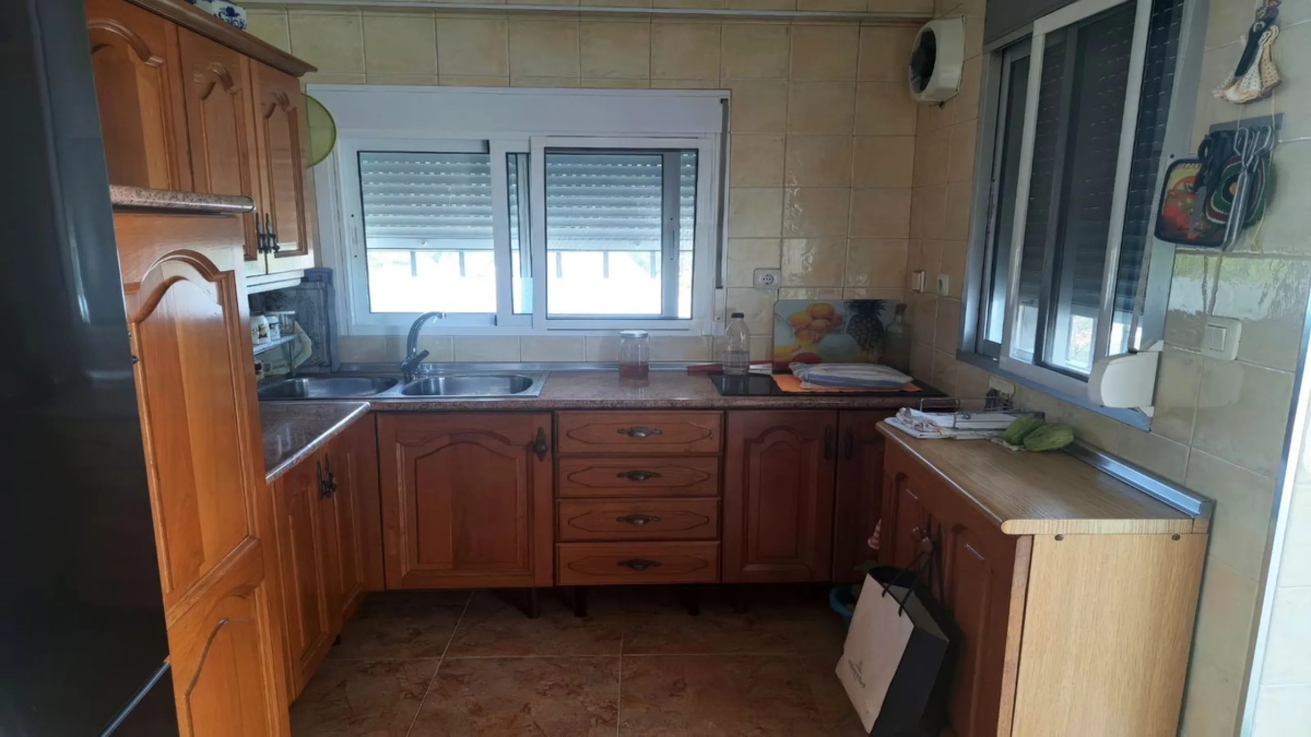 This rustic country property in a wonderful location offers buyers the possibility to create two separate houses, each with its own entrance on a flat piece of land less than a 20-minute drive to Málaga city and the airport.