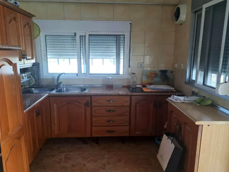 This rustic country property in a wonderful location offers buyers the possibility to create two separate houses, each with its own entrance on a flat piece of land less than a 20-minute drive to Málaga city and the airport.