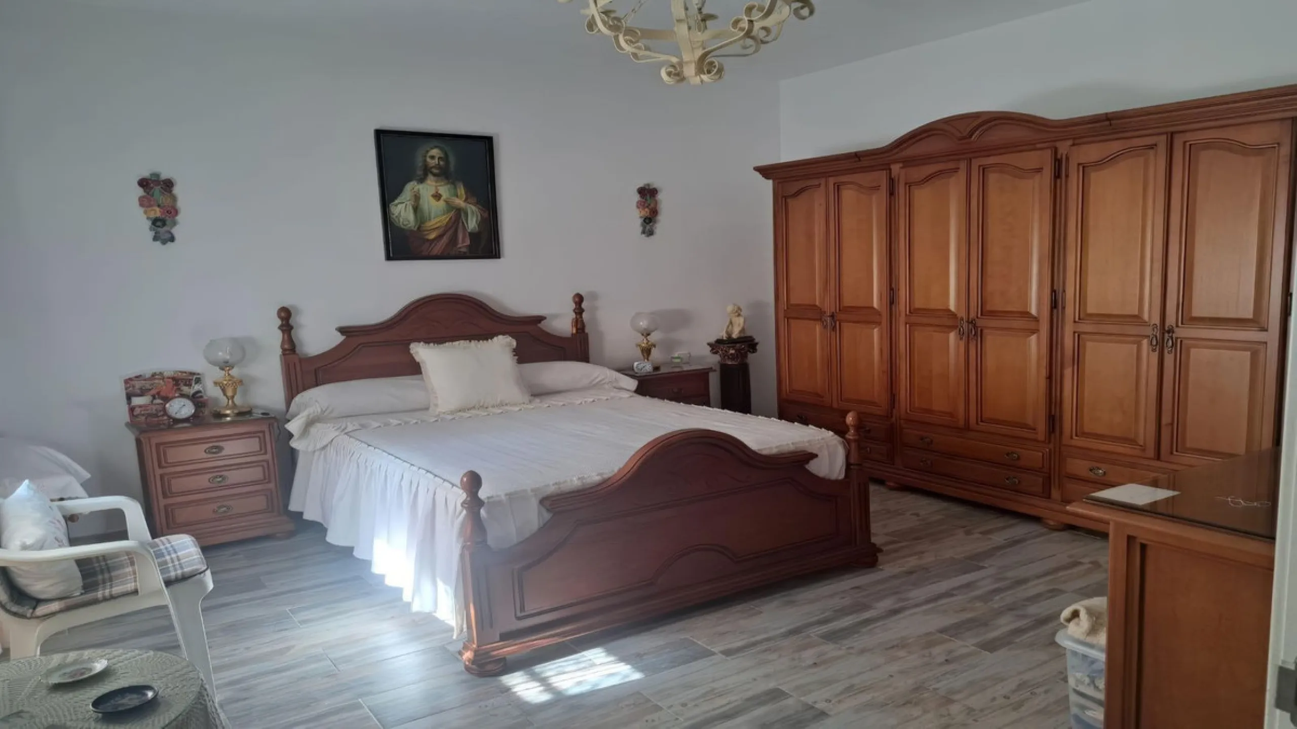 This rustic country property in a wonderful location offers buyers the possibility to create two separate houses, each with its own entrance on a flat piece of land less than a 20-minute drive to Málaga city and the airport.