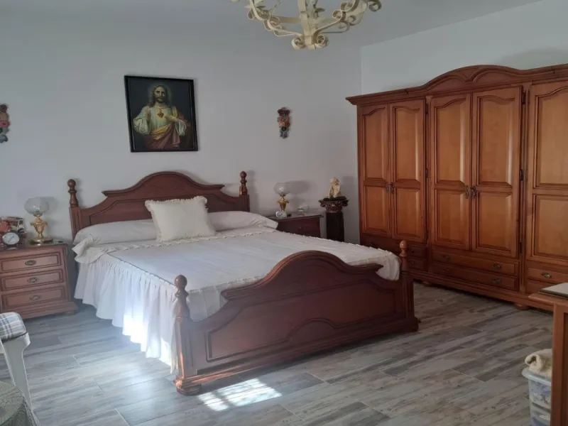 This rustic country property in a wonderful location offers buyers the possibility to create two separate houses, each with its own entrance on a flat piece of land less than a 20-minute drive to Málaga city and the airport.