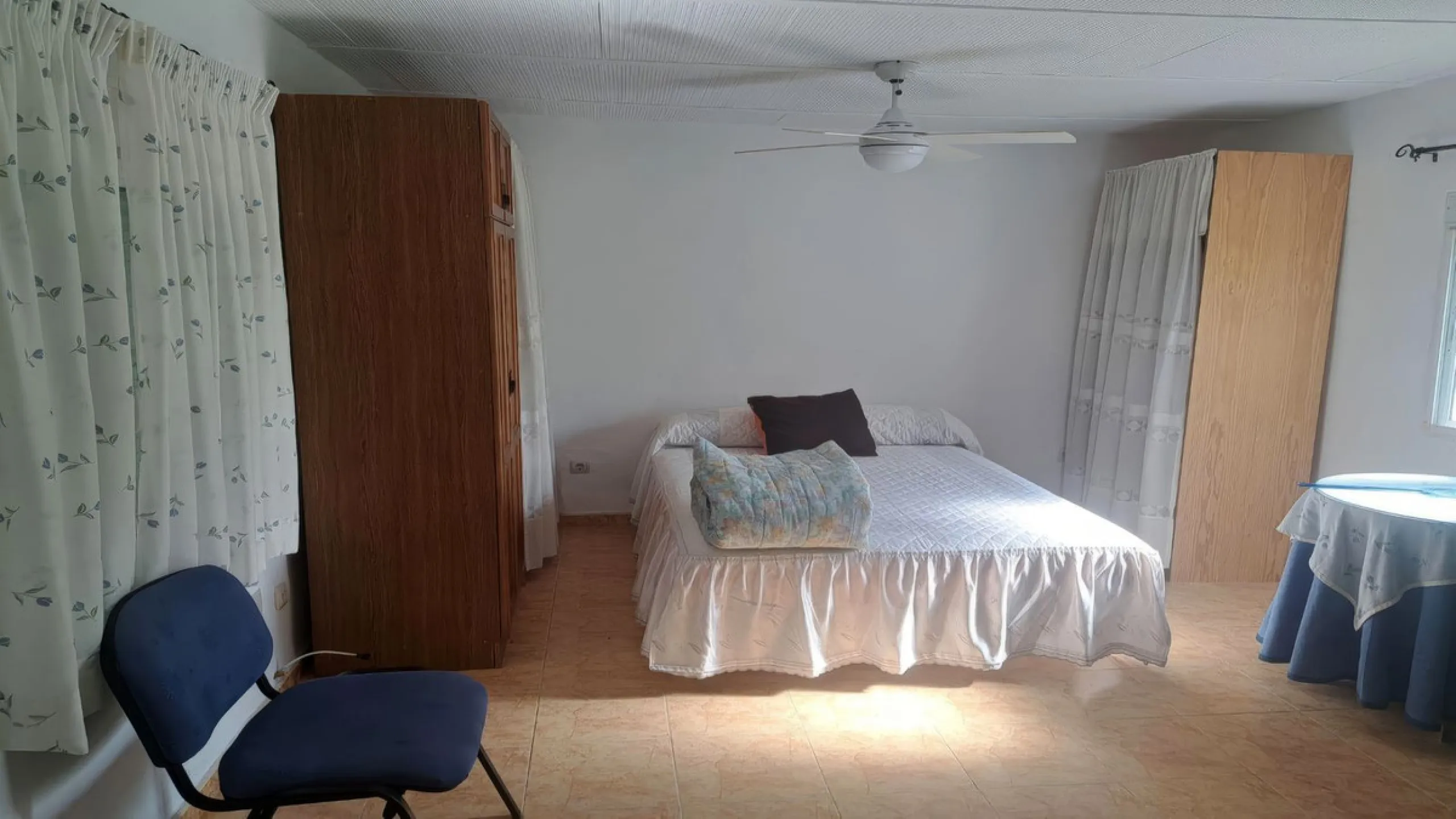 This rustic country property in a wonderful location offers buyers the possibility to create two separate houses, each with its own entrance on a flat piece of land less than a 20-minute drive to Málaga city and the airport.