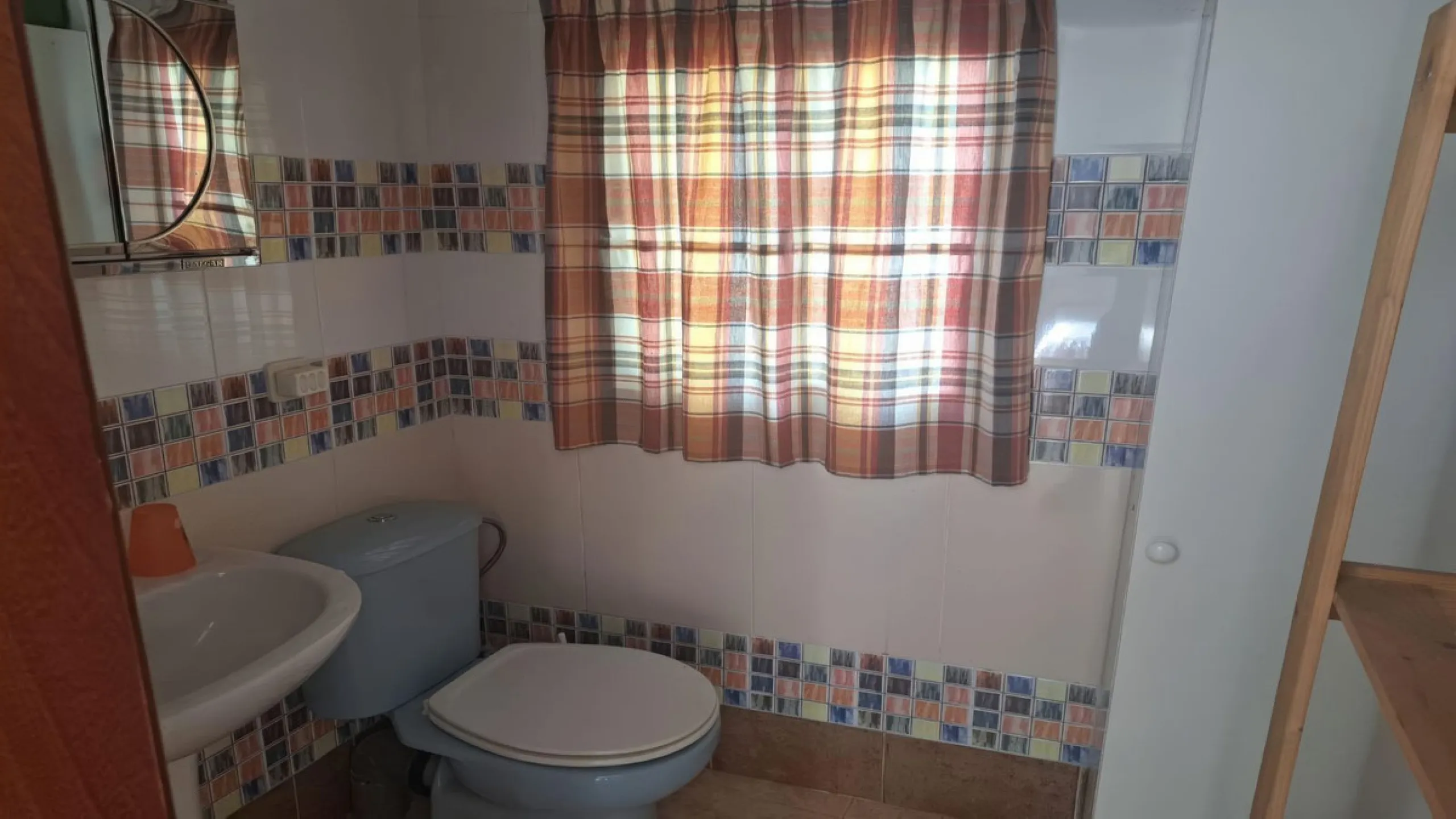 This rustic country property in a wonderful location offers buyers the possibility to create two separate houses, each with its own entrance on a flat piece of land less than a 20-minute drive to Málaga city and the airport.