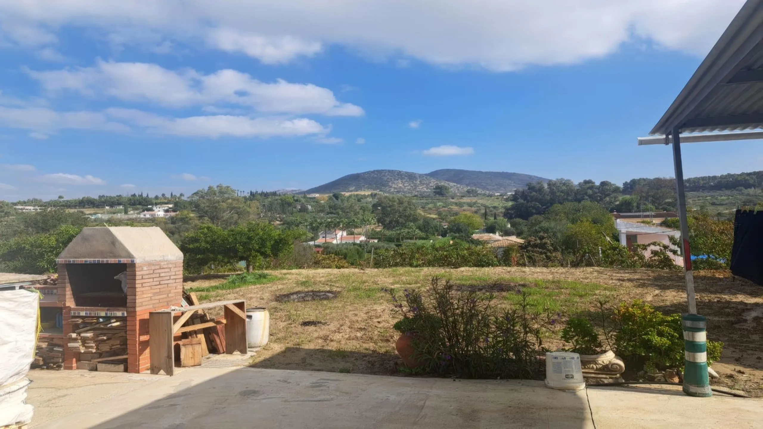 This rustic country property in a wonderful location offers buyers the possibility to create two separate houses, each with its own entrance on a flat piece of land less than a 20-minute drive to Málaga city and the airport.