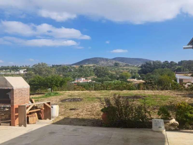This rustic country property in a wonderful location offers buyers the possibility to create two separate houses, each with its own entrance on a flat piece of land less than a 20-minute drive to Málaga city and the airport.