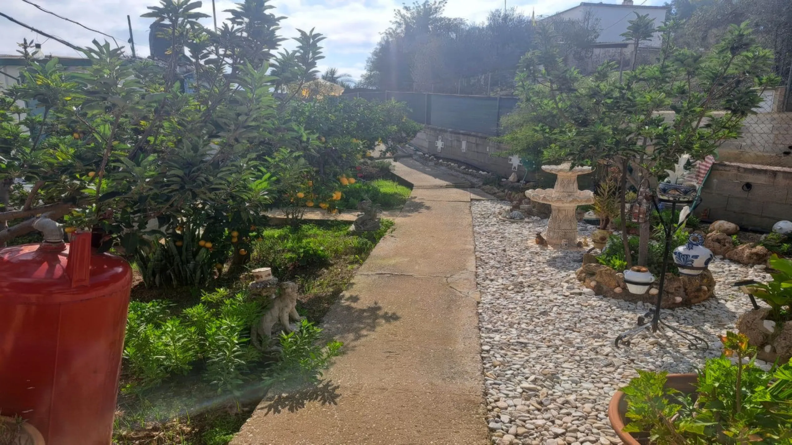 This rustic country property in a wonderful location offers buyers the possibility to create two separate houses, each with its own entrance on a flat piece of land less than a 20-minute drive to Málaga city and the airport.
