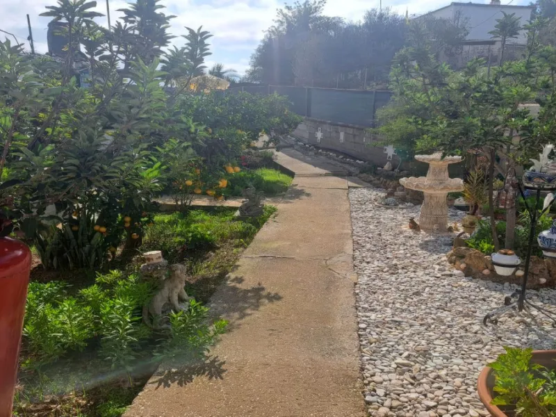 This rustic country property in a wonderful location offers buyers the possibility to create two separate houses, each with its own entrance on a flat piece of land less than a 20-minute drive to Málaga city and the airport.