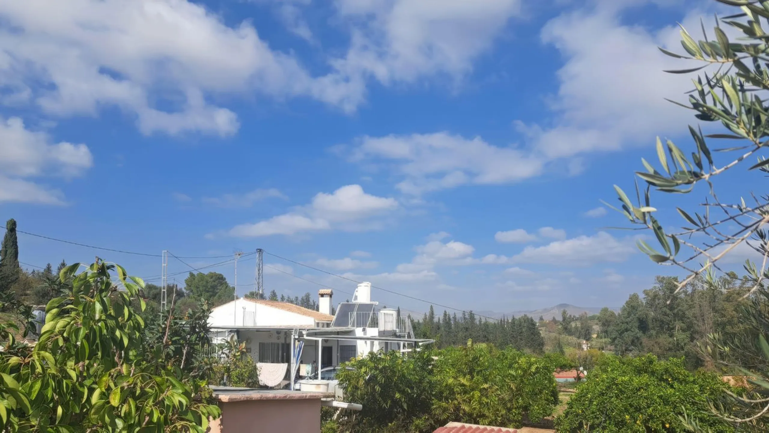 This rustic country property in a wonderful location offers buyers the possibility to create two separate houses, each with its own entrance on a flat piece of land less than a 20-minute drive to Málaga city and the airport.