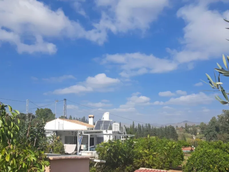 This rustic country property in a wonderful location offers buyers the possibility to create two separate houses, each with its own entrance on a flat piece of land less than a 20-minute drive to Málaga city and the airport.