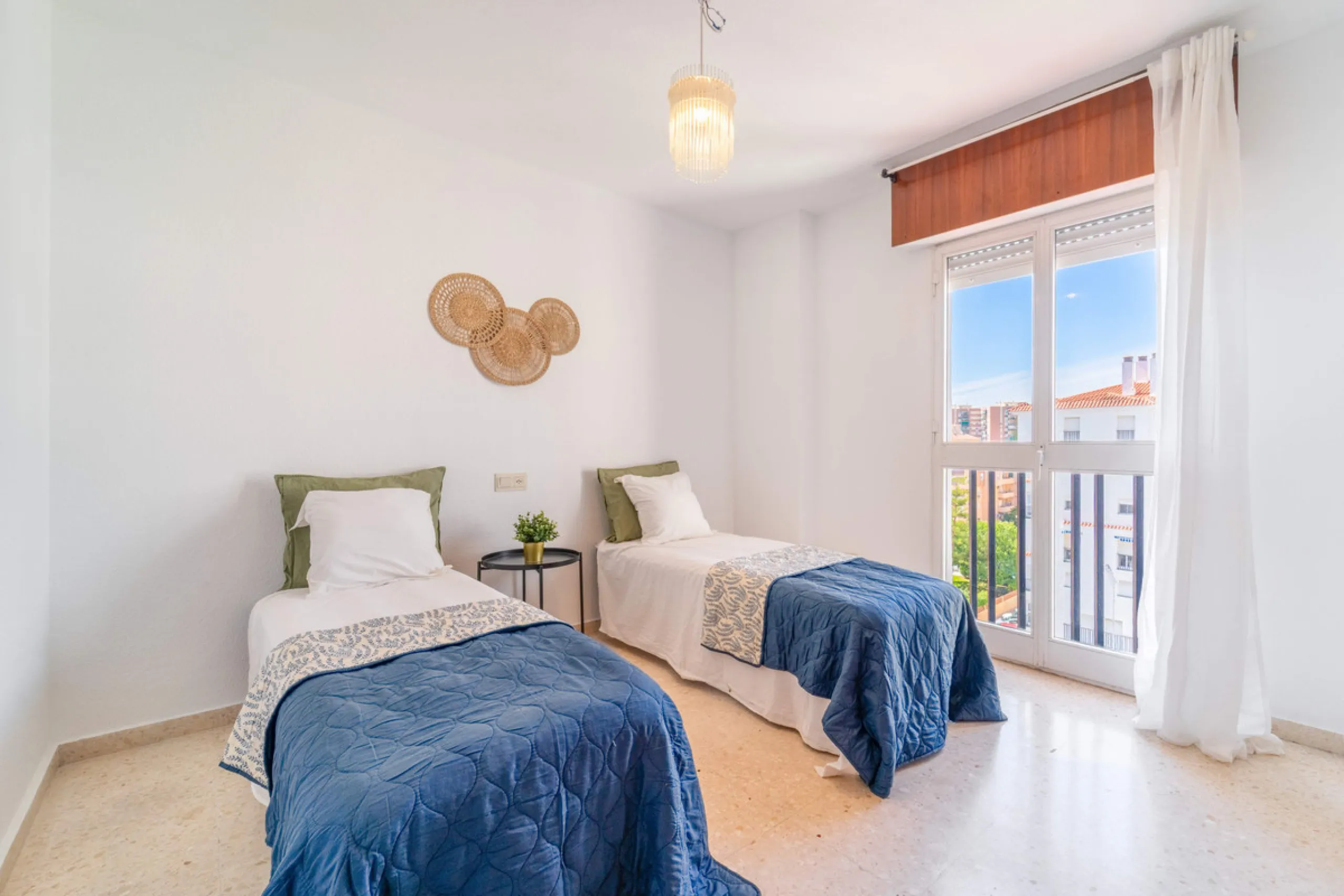 We present this fantastic top-floor apartment, fully exterior, standing out for its spaciousness, brightness, and beautiful open views.