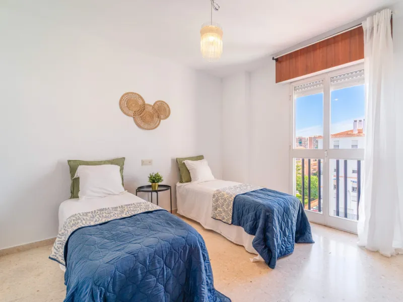 We present this fantastic top-floor apartment, fully exterior, standing out for its spaciousness, brightness, and beautiful open views.