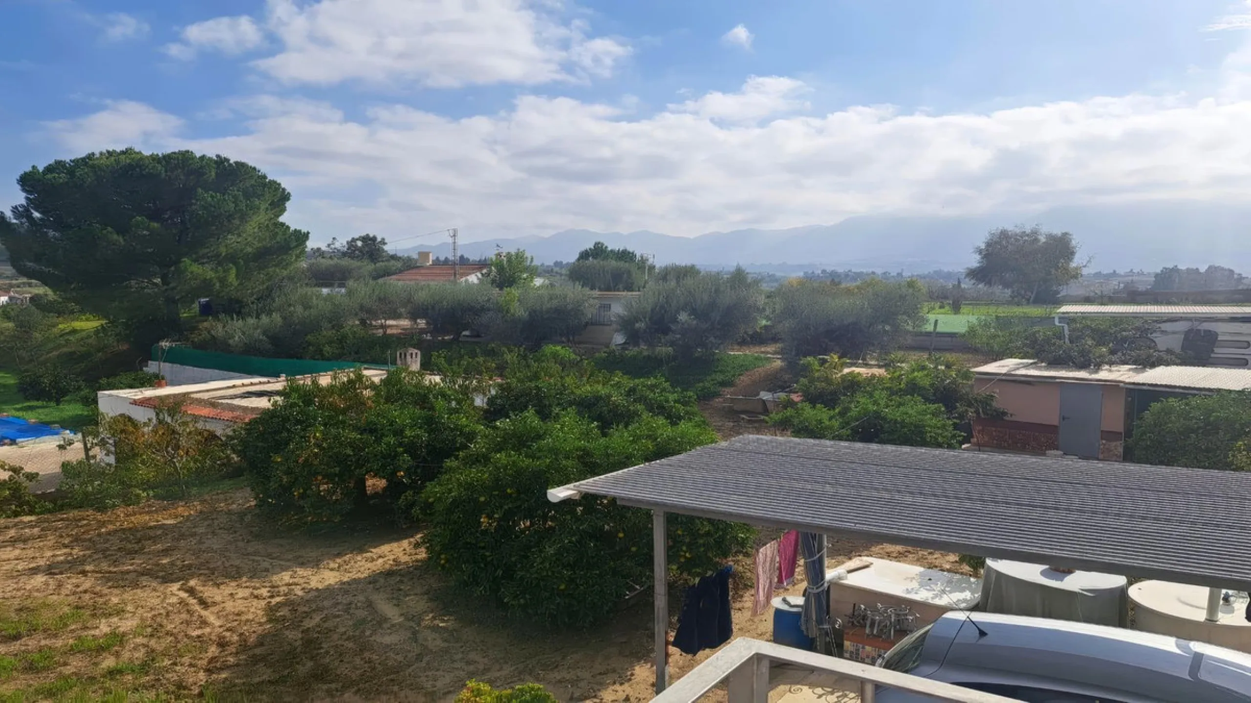This rustic country property in a wonderful location offers buyers the possibility to create two separate houses, each with its own entrance on a flat piece of land less than a 20-minute drive to Málaga city and the airport.