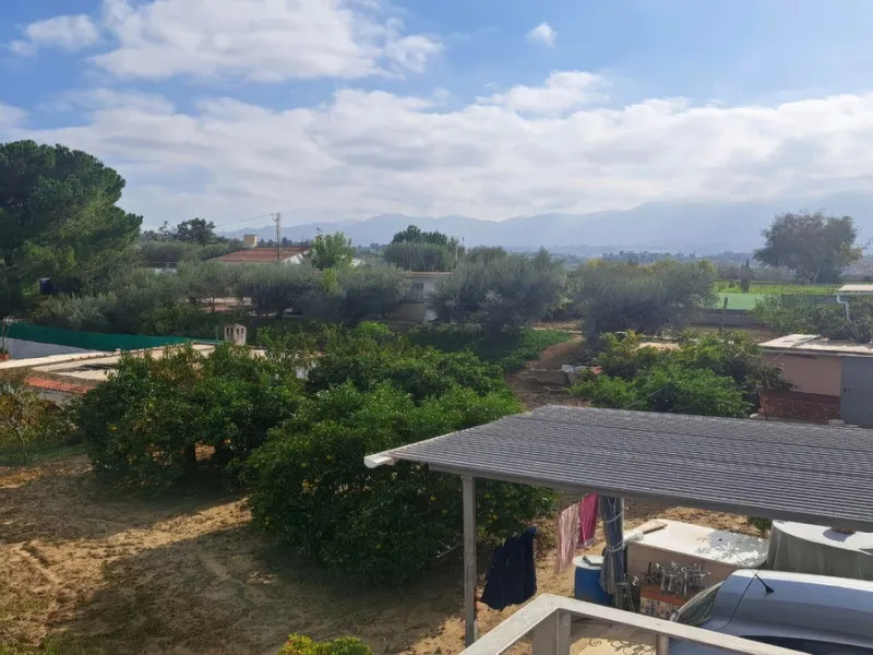 This rustic country property in a wonderful location offers buyers the possibility to create two separate houses, each with its own entrance on a flat piece of land less than a 20-minute drive to Málaga city and the airport.
