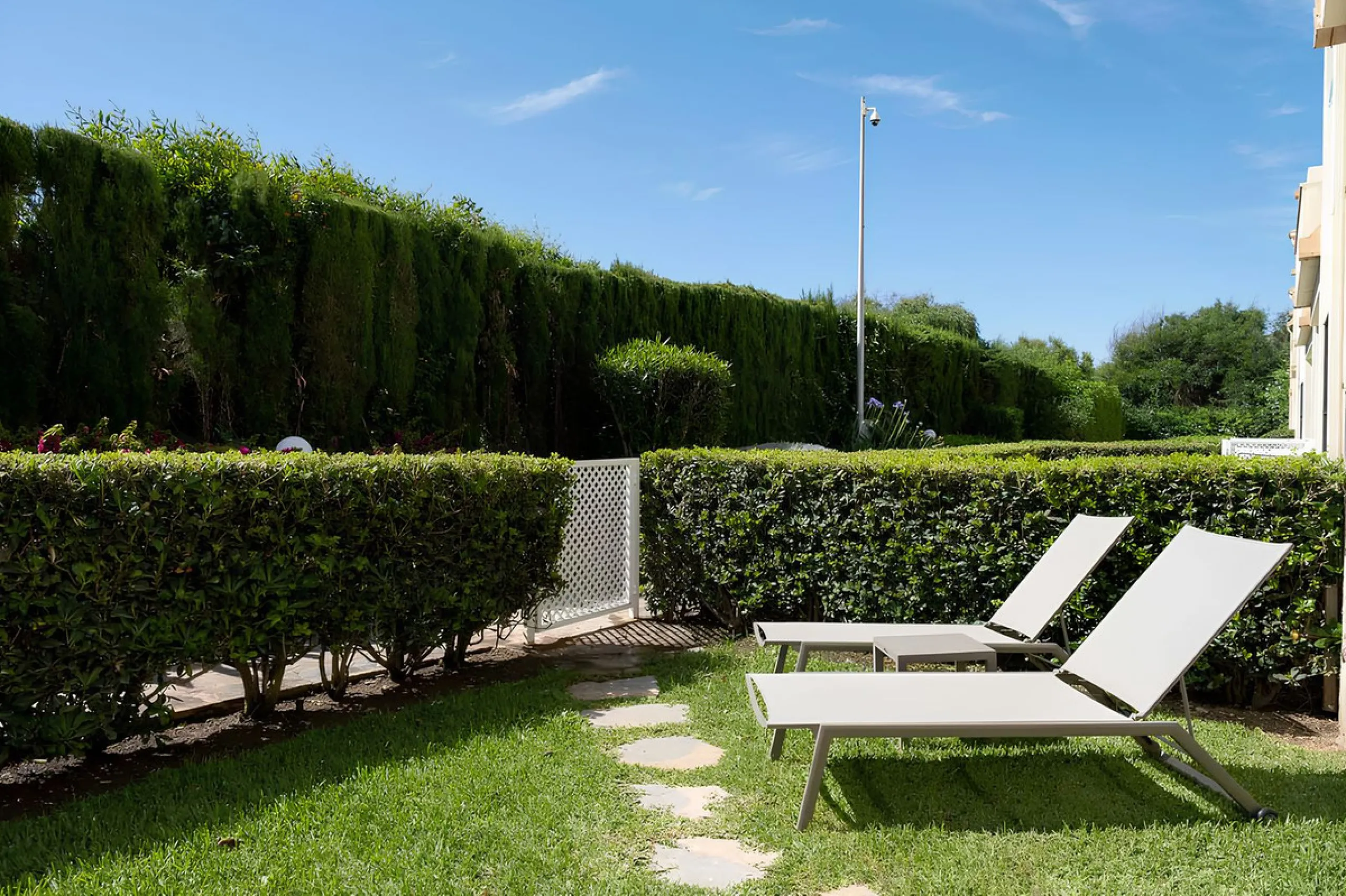 Beautifully Renovated Beachfront Garden Apartment